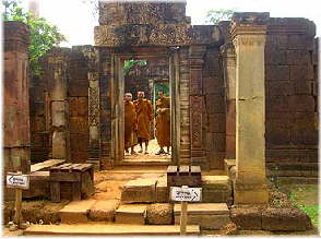 Monks at Banteay Srey